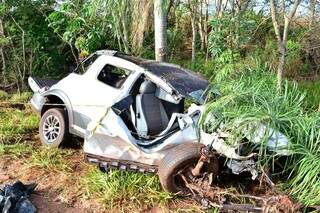 Carro destruído após acidente na manhã desta quarta-feira. (Foto: MS24h)