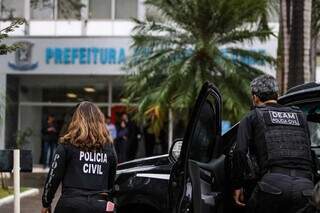 Polícia Civil durante cumprimento de mandado na prefeitura de Campo Grande. (Foto: Henrique Kawaminami)