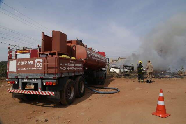 Viaturas dos bombeiros ficam encostadas em temporada de fogo