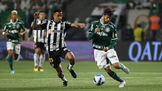 O jogador Gustavo Scarpa, do Palmeiras, disputa bola com o jogador Allan, do Atlético Mineiro, durante partida válida pelas quartas de final. (Foto: Cesar Greco)