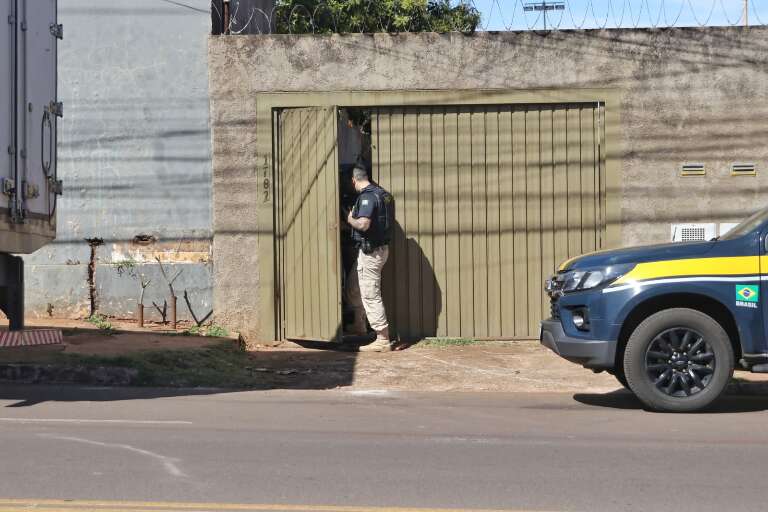 Policial entrando no ferro-velho nesta quinta-feira. (Foto: Paulo Francis)