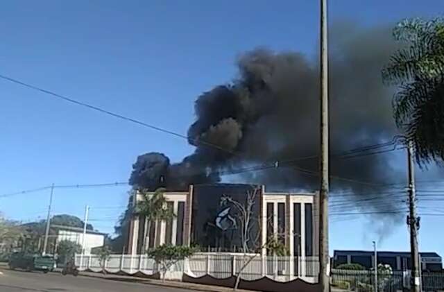 Durante cobertura de inc&ecirc;ndio, imprensa &eacute; atacada por dono de ferro-velho