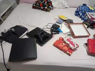 Notebook, vídeogame e secador de cabelo; objetos foram roubados e recuperados pela polícia (Foto: Polícia Militar)