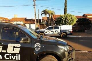 Policiais em endereço de um dos alvos da operação deflagrada hoje em 4 cidades (Foto: Divulgação)