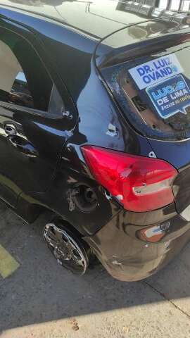 Homem tem carro fuzilado ao sair de pres&iacute;dio 
