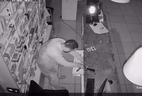  Câmera flagra ladrão invadindo e limpando caixa de pet shop