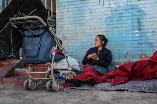 Em condição de rua, ela dorme na calçada no Centro de Campo Grande. (Foto: Marcos Maluf)