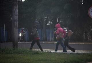 Pedestres com bastante casaco atravessa trecho da Afonso Pena, na Capital (Foto: Henrique Kawaminami)