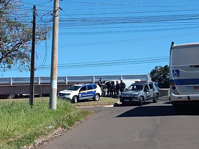 &quot;Vi fuzil e pistola&quot;, diz homem que presenciou atiradores caindo de moto