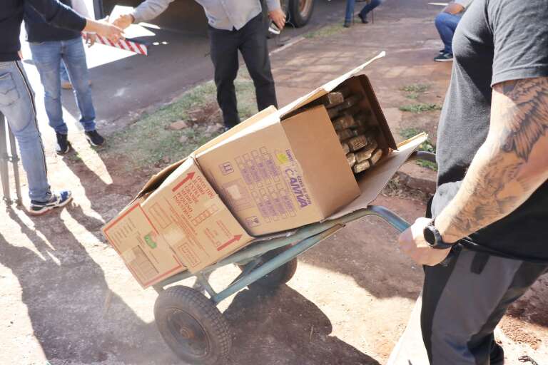 Parte dos tabletes de maconha sendo retirados do local. (Foto: Paulo Francis)