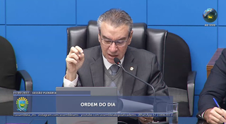 Presidente da Mesa Diretora, deputado estadual Paulo Corrêa (PSDB), anunciando a decisão de transferir votação. (Foto: Reprodução) 