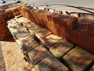 Fardos de maconha encontrados no meio da carga de tijolos. (Foto: PMR)