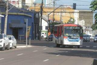Ônibus do transporte coletivo em rua de Campo Grande. (Foto: Marcos Maluf | Arquivo)