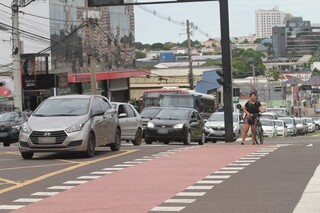 Movimentação de veículos na Avenida Afonso Pena em Campo Grande. (Foto: Marcos Maluf)