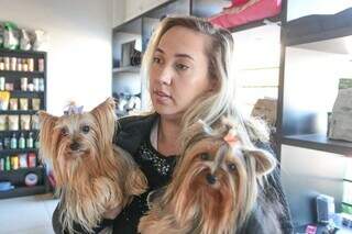 Sarah no pet shop, com apenas dois dos seus seis cachorros .(Foto: Marcos Maluf)