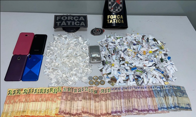 Rastreador leva PM &agrave; &quot;boca de fumo&quot; e 5 s&atilde;o presos com 730 papelotes de coca&iacute;na 