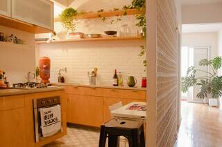 Da sala à cozinha, as plantas estão por toda parte. (Foto: @lardedetalhes)