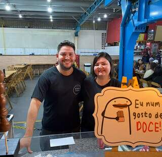 Brendon e Monalisa administram box de trufas na Feira Central. (Foto: Samuel Isidoro)