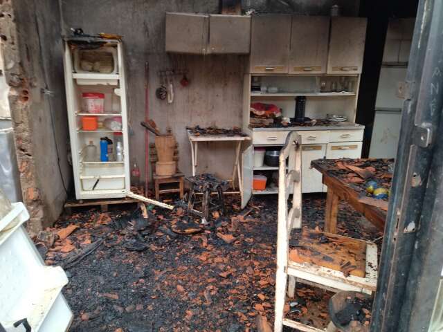 Fam&iacute;lia pede ajuda para reconstruir casa incendiada ap&oacute;s curto-circuito 