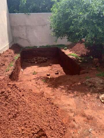 Mulher cai em golpe da piscina e est&aacute; h&aacute; 7 meses s&oacute; com buraco no quintal