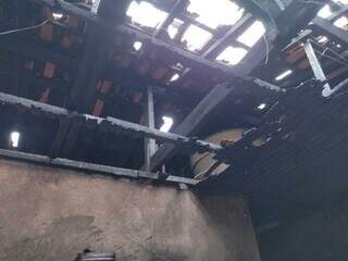 O telhado ficou destruído no incêndio (Foto: Direto das Ruas) 