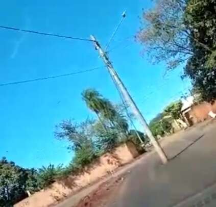 &quot;Inacredit&aacute;vel&quot;, diz motorista sobre poste no meio da rua em asfalto novo