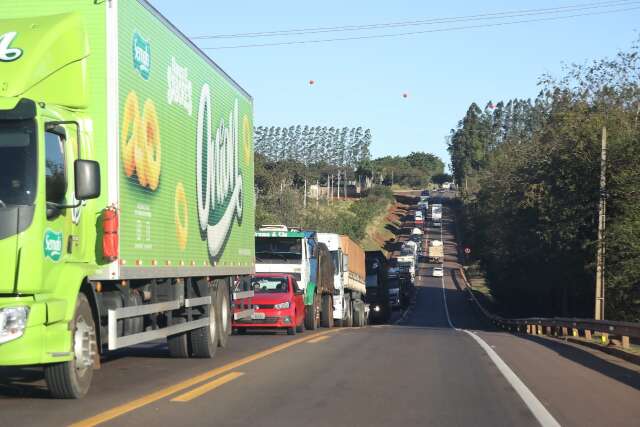 Obras em rodovia congestionam tr&acirc;nsito e fila chega a 6 quil&ocirc;metros