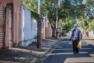 O aposentado Airton Oliveira, de 80 anos, evitava usar a calçada nesta manhã, por conta de obstáculos. (Foto: Marcos Maluf)