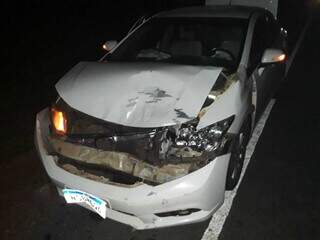 Veículo ficou com a frente amassada e airbag foi acionado (Foto: Direto das Ruas)