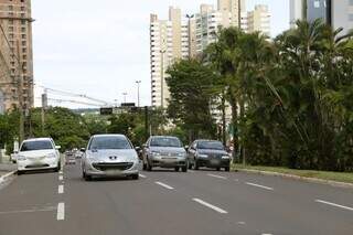 Movimentação de veículos na Avenida Afonso Pena em Campo Grande. (Kísie Ainoã)