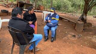 Moradores da Aldeia Lagoinha, em Sidrolândia, são entrevistados por recenseadora (Foto: Divulgação)