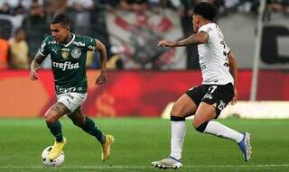 Atacante Dudu carrega bola em clássico disputado, mas que terminou com vitória do Verdão. (Foto: Cesar Greco/Palmeiras)