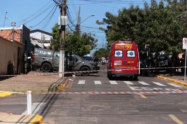 Armado com faca, rapaz se tranca em casa e pol&iacute;cia isola &aacute;rea no Novos Estados