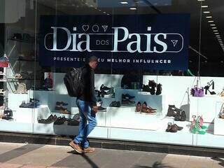 Homem observa vitrine de loja de sapatos no Centro da Capital (Foto: Cleber Gellio)