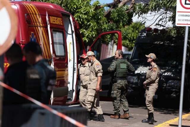 Negocia&ccedil;&atilde;o entre pol&iacute;cia e rapaz armado com faca em casa j&aacute; dura 6h