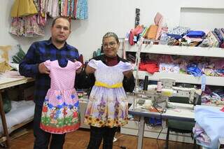 Elô e Osmar fabricam vestidos infantis e sonham em viver apenas da loja. (Foto: Alex Machado)