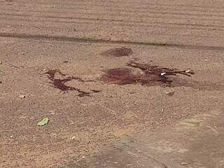 Mancha de sangue ainda estava no asfalto na manhã deste sábado (Foto: Direto das Ruas)