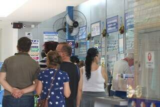 Fila de clientes em lotérica de Campo Grande. (Foto: Marcos Maluf)