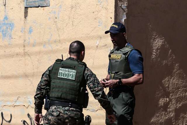 Pol&iacute;cia usa bomba de efeito moral e captura rapaz armado com faca ap&oacute;s 7 horas