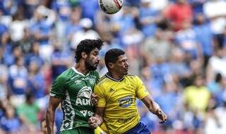 Jogador da Chapecoense divide bola com atleta do Cruzeiro. (Foto: Reprodução/Cruzeiro EC)