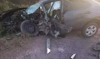 Veículo de passeio teve a parte da frente completamente destruída no acidente. (Foto: Diário Corumbaense)