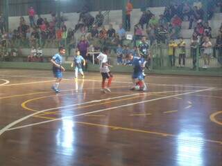 Meninos em quadra pela Copa Pelezinho de Futsal (Foto: Divulgação)