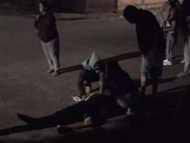 Homem &eacute; socorrido em estado grave ap&oacute;s ser esfaqueado em bar com irm&atilde;o