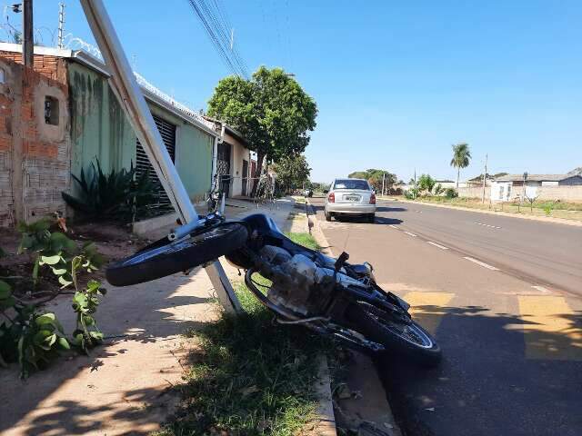 A caminho da casa da avó, rapaz fica ferido em acidente provocado por fio solto 