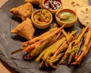 Indiano, o menu do Priya conta com alternativas veganas desde os aperitivos até prato principal. (Foto: Divulgação)