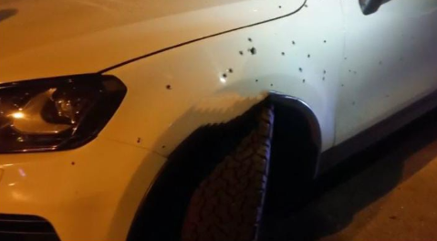 Pistoleiros disparam dezenas de tiros de fuzil contra casa e carro de policial 