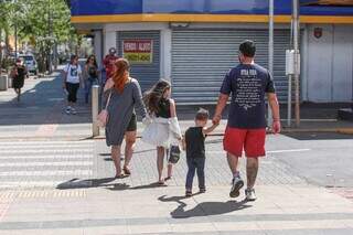 Acompanhado da esposa e filhos, Everton procurava presentes para o pai e sogro. (Foto: Marcos Maluf)