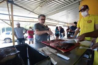 Cliente Paulo de Araújo escolhendo carne no Assados Du Léo. (Foto: Marcos Maluf)