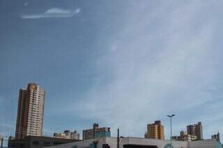 Céu com poucas nuvens nesta manhã em Campo Grande (Foto: Marcos Maluf)