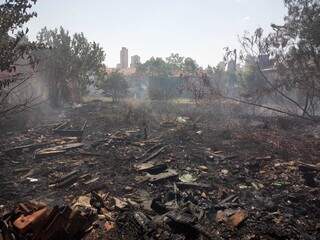 Incêndio se alastrou por terreno baldio, nesta manhã, no Centro da Capital. (Foto: Direto das Ruas)